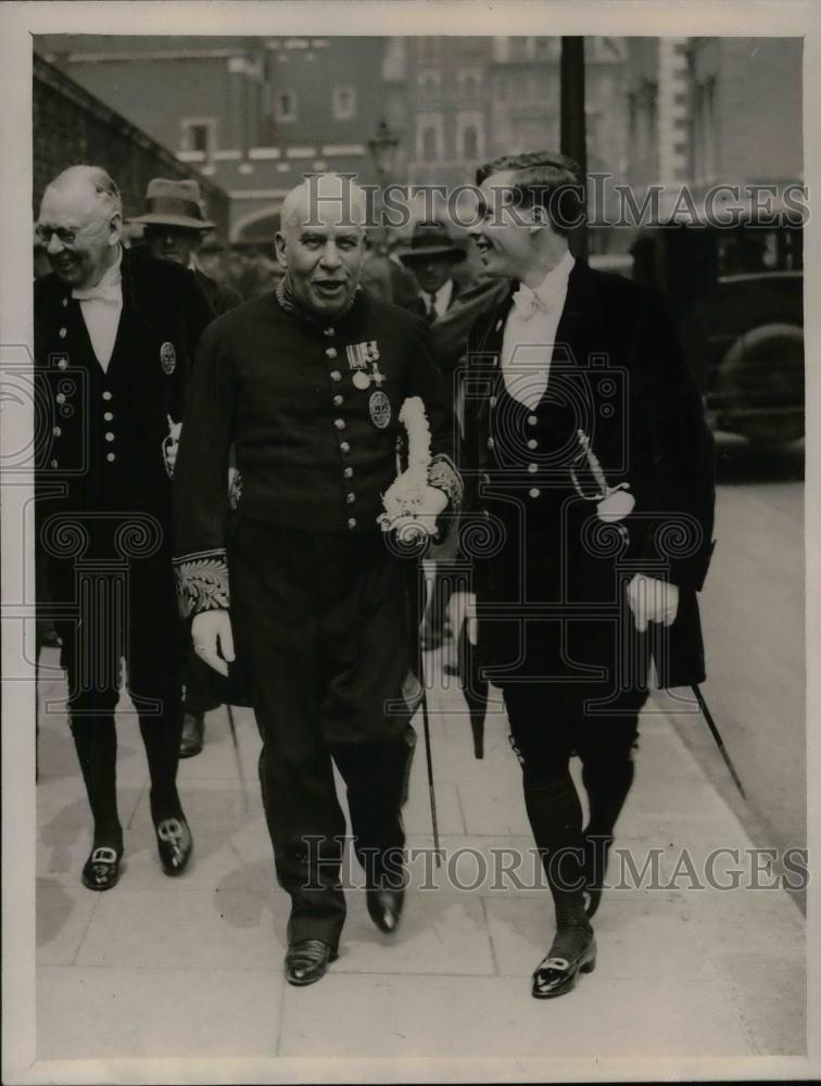 1930 Press Photo Sir William Bull &amp; son Anthony Bull leaving St. Jame&#39;s Palace - Historic Images