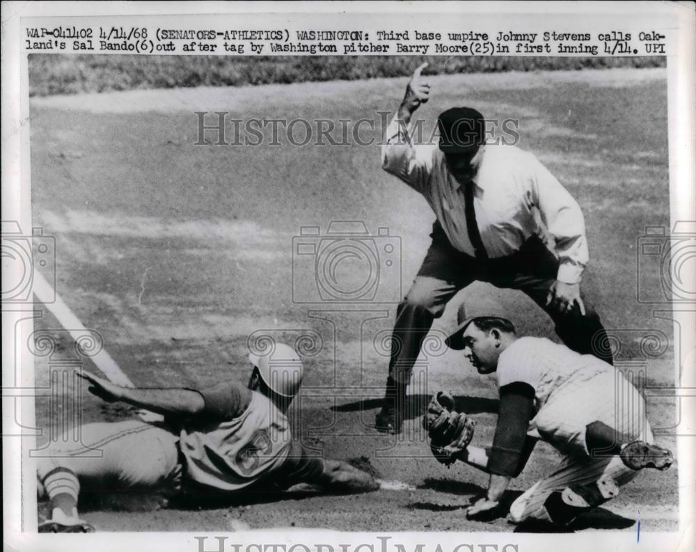 1968 Press Photo Johnny Stevens Oakland's Sal Bando Washington Barry Moore - Historic Images