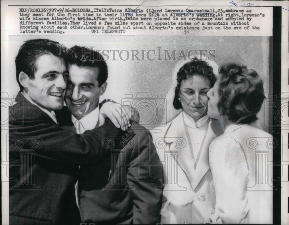 1958 Press Photo Twins Alberto and Lorenzo Quaresimali meeting first time Italy - Historic Images