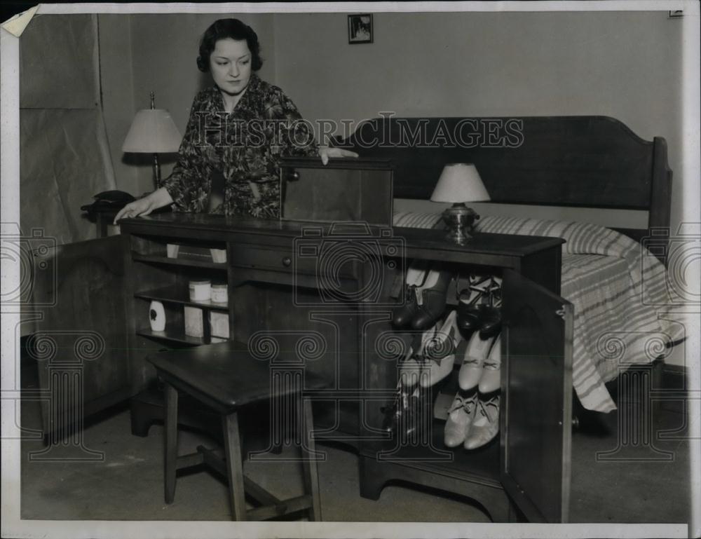 1935 Press Photo Ms.Claire Dow, with his Bookcases and Drawers Furniture. - Historic Images