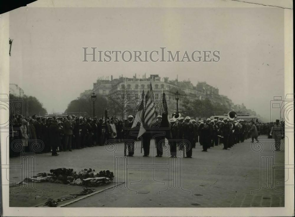 1929 Press Photo Veterans of 37th (Ohio) Div. placed bronze wreath on tomb of - Historic Images