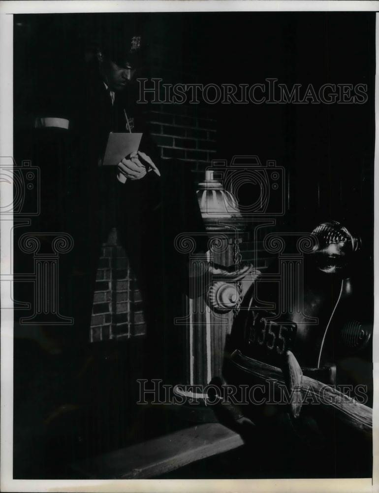 1941 Press Photo Black light parking tickets police officer - nea26244 - Historic Images