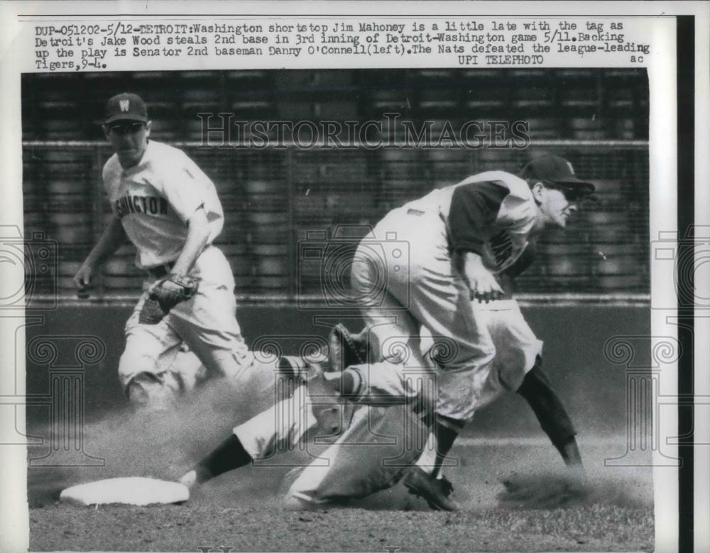 1961 Press Photo Washington SS Jim Mahoney Tags Tiger Wood Late On Steal - Historic Images