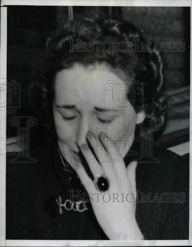 1940 Press Photo Nurse Lucille Johnson weeps in jail while police hunt for boss - Historic Images