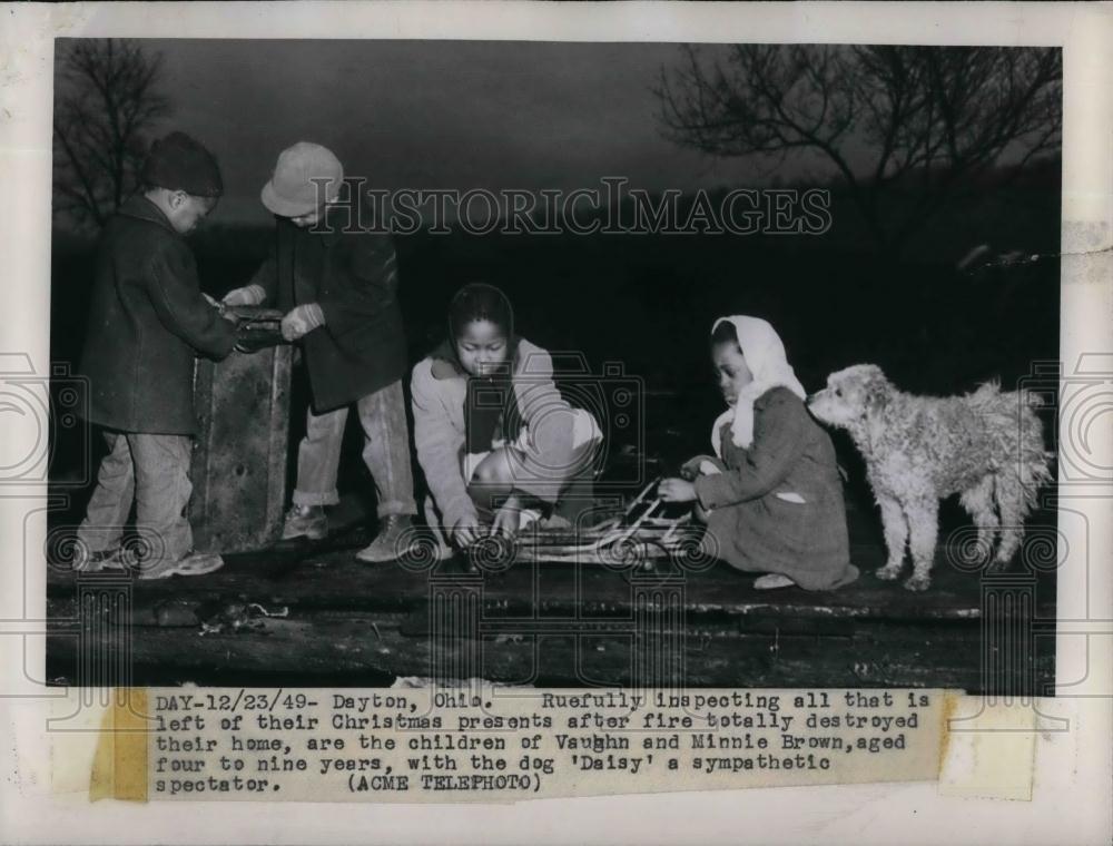 1949 Press Photo Dayton, Ohio, Children Inspect Damaged Gifts After House Fire - Historic Images