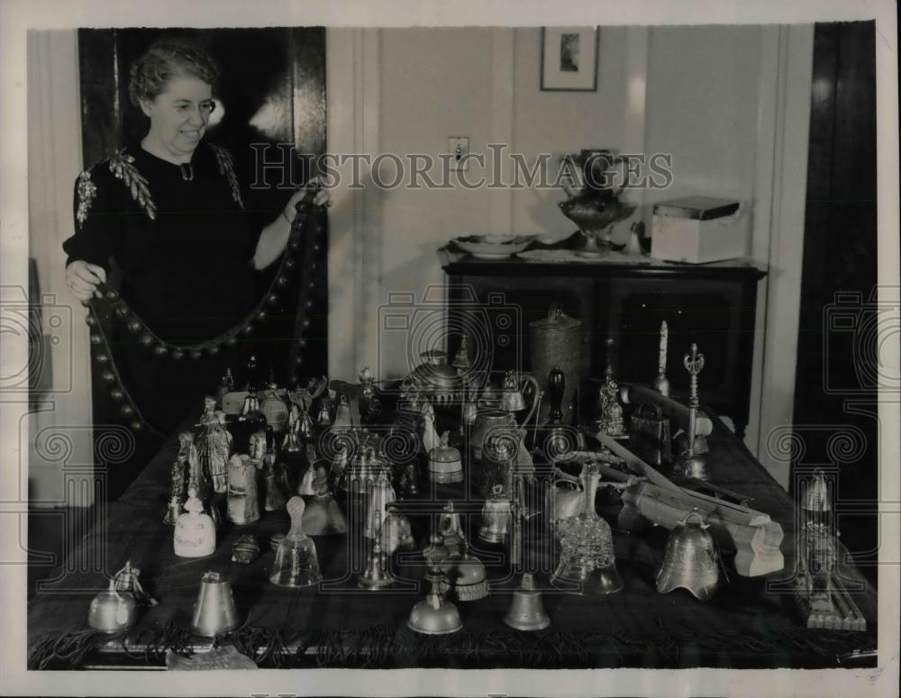 1939 Press Photo Hazel Hicks,with her 250 Bells collection from different states - Historic Images