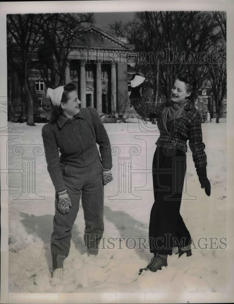 1941 Press Photo Virginia &amp; Geraldine Sporleder During Winter Sports Carnival - Historic Images