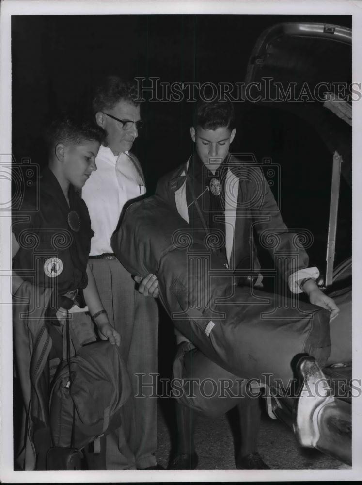 1967 Press Photo Boy Scout Larry &amp; Tony Broglio load their bags with Father. - Historic Images
