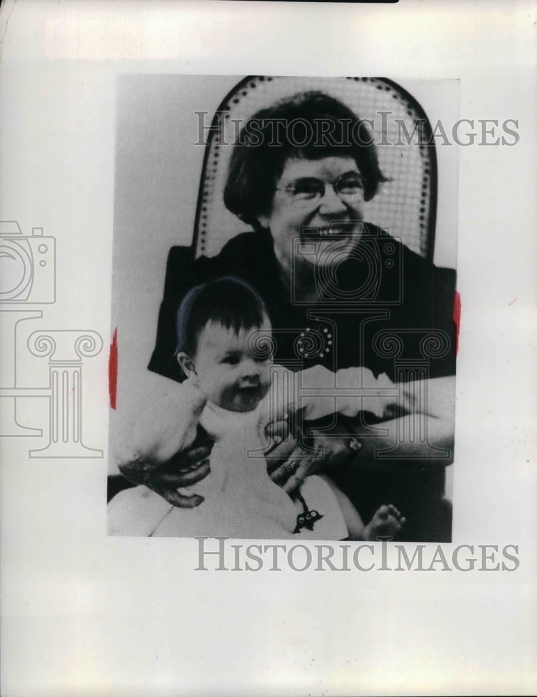 1972 Press Photo Anthropologist Margaret Neal With Granddaughter Vanni Sevanne - Historic Images
