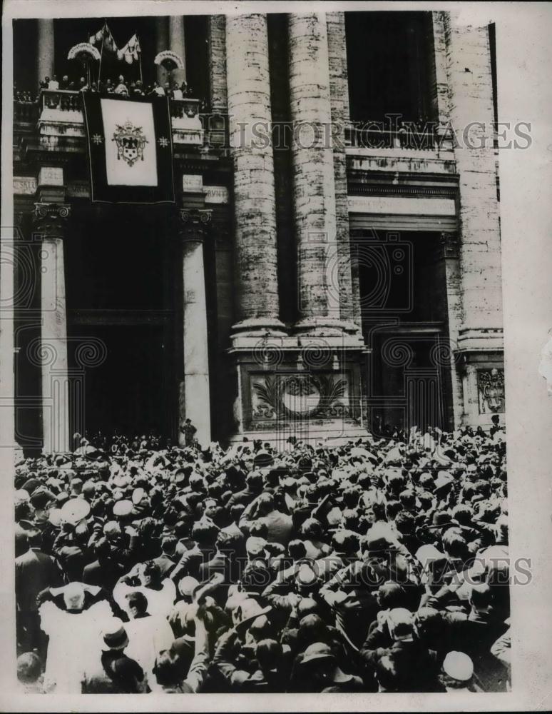 1933 Press Photo Pope Pius XI ar the balcony of Lateran Palace in Rome. - Historic Images