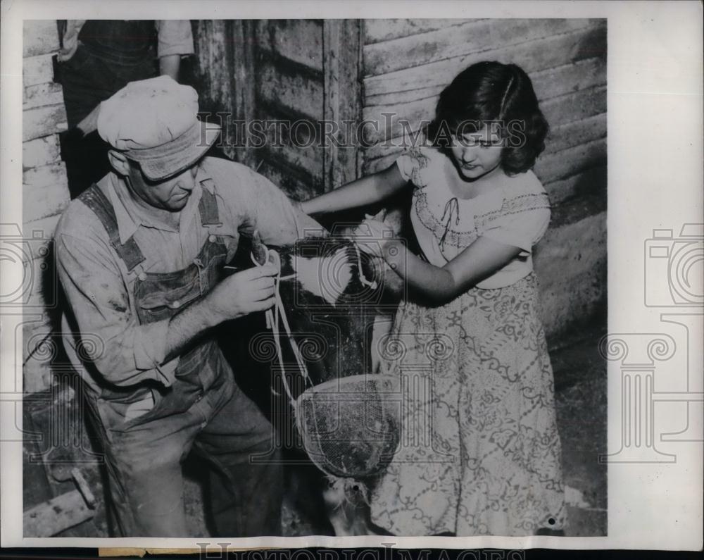 1949 Press Photo Everett Lampman & daughter Cherine at his farm - nea20140 - Historic Images