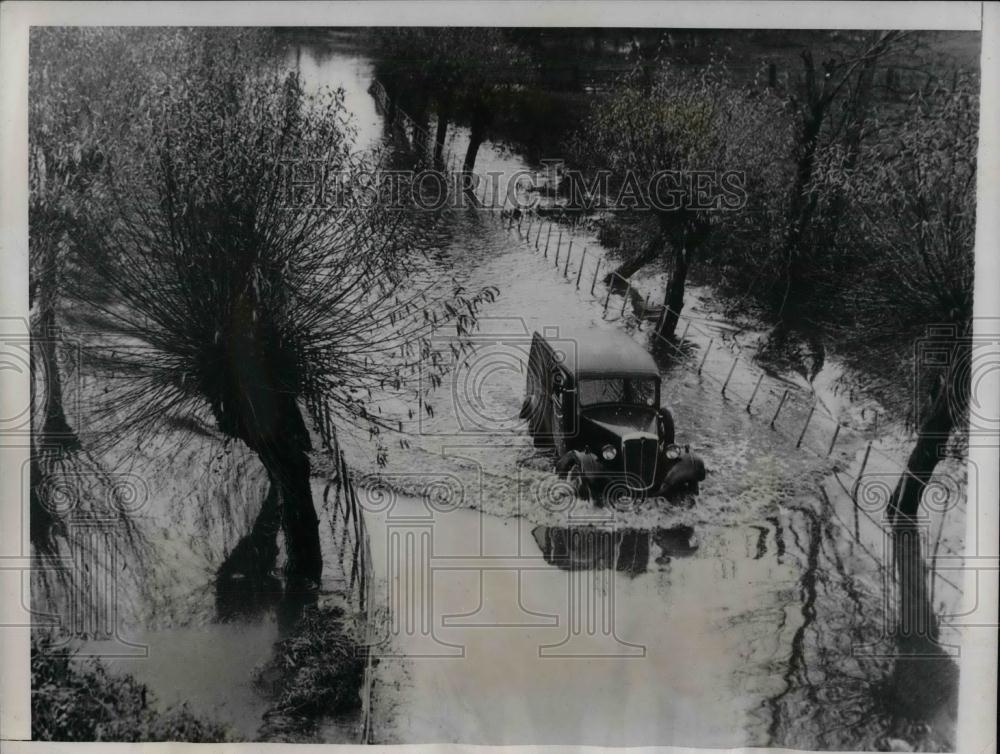 1935 Press Photo Automobile in Flooded Highway in West Country, England - Historic Images