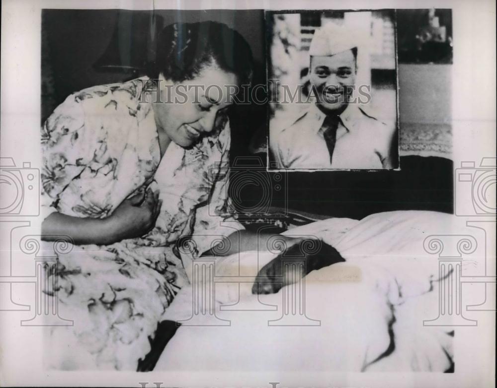 1953 Press Photo American Soldier Marvin Brown, Mrs. May Seibels, Granddaughter - Historic Images