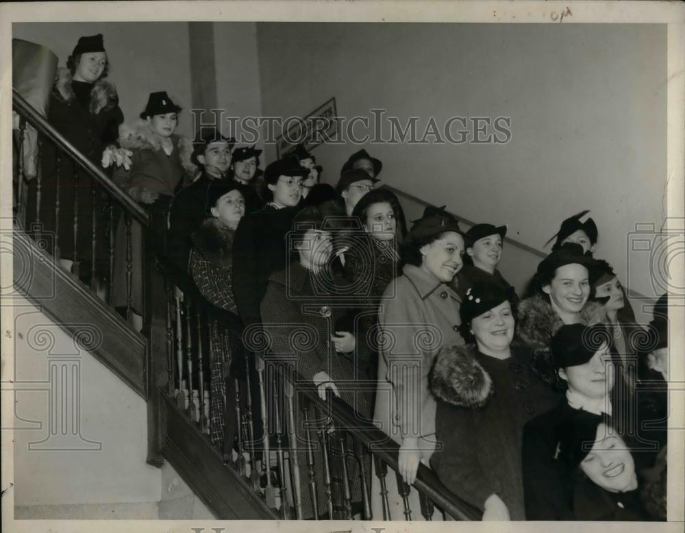 1936 Press Photo Crowds of shoppers at Macy&#39;s Dept store in NYC - nea25412 - Historic Images