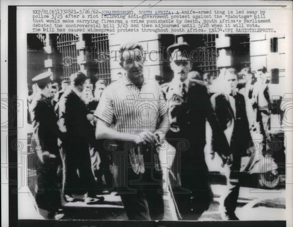 1962 Press Photo Johannesburg South Afrlica Thug led away by Police - nea26977 - Historic Images