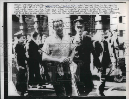 1962 Press Photo Johannesburg South Afrlica Thug led away by Police - nea26977 - Historic Images