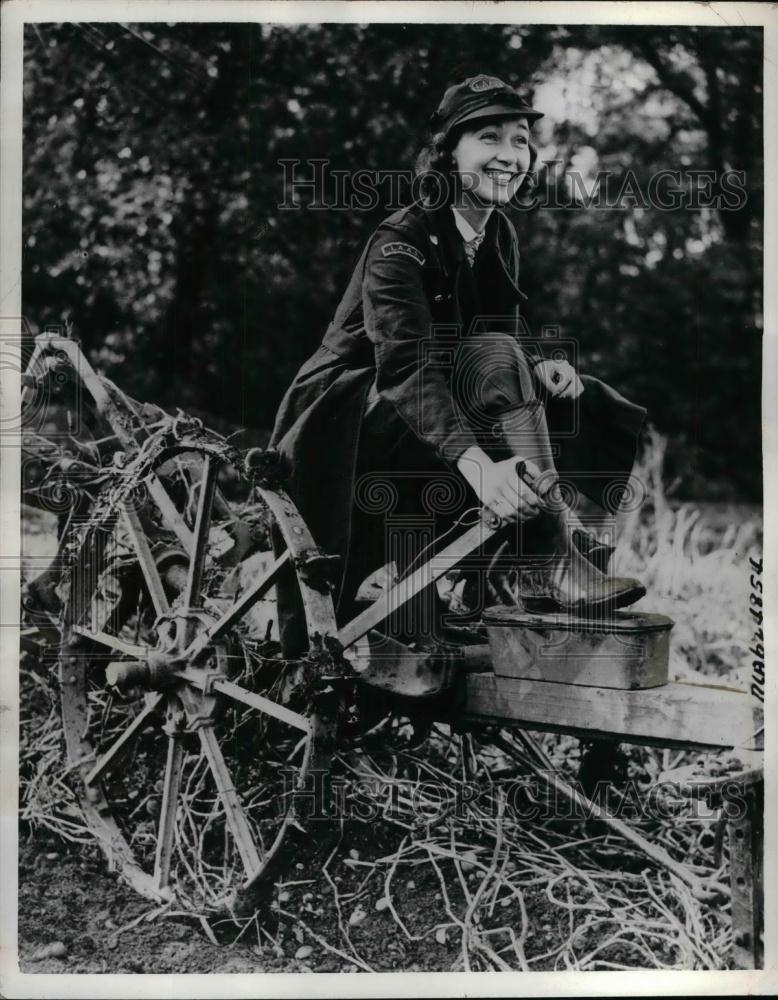 1941 Press Photo Mrs.John Steel,daughter of British Pathologist digging potatoes - Historic Images