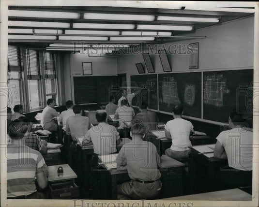 1951 Press Photo Machinists Learn To Operate Their Equipment In Classroom - Historic Images