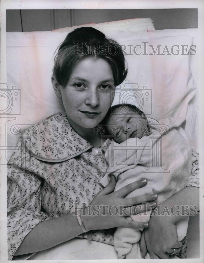 1968 Press Photo Mrs.Linsa Holovich and Baby Darlene at St. Alexis Hospital. - Historic Images