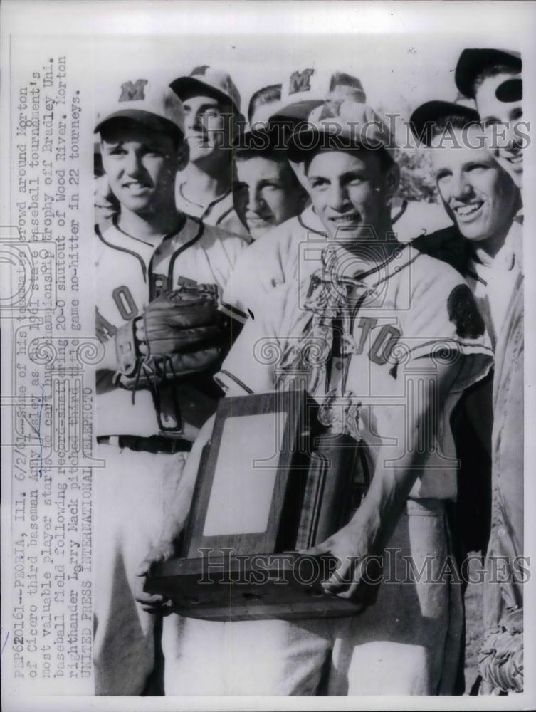 1961 Press Photo Andy Vesley Most Valuable Player Championship Trophy - Historic Images