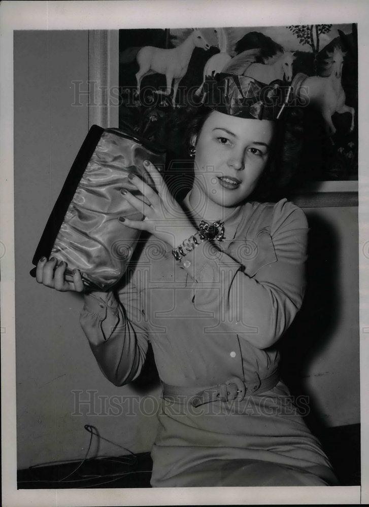 1940 Press Photo Kitty O'Hey with purse and ornaments of plastic - nea21392 - Historic Images