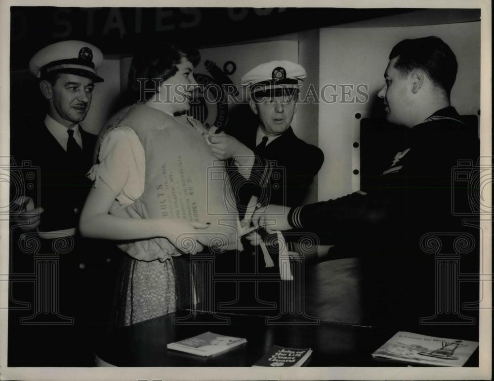 1950 Press Photo Coast Guardsman Thomas Hunter, Charles Gunn &amp; Model Ann Story - Historic Images