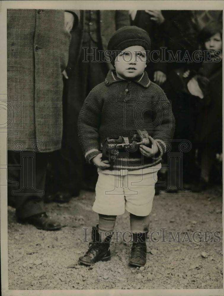 1929 Press Photo Child at Grave of Rev. Patrick J. Power - nea26431 - Historic Images