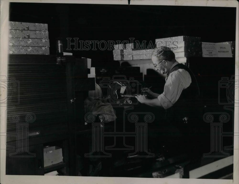 1936 Press Photo Macy&#39;s cash Register Cashier Checker worked at Night. - Historic Images