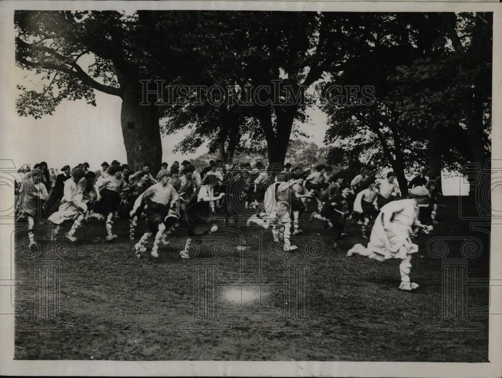1930 Press Photo Clansmen Run Onto Castle Grounds At King James IV Wedding - Historic Images