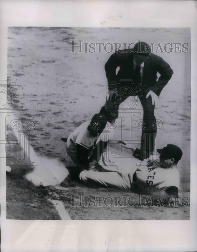1954 Press Photo Pittsburgh Pirate Catcher Toby Atwell &amp; Giants Hank Thompson - Historic Images