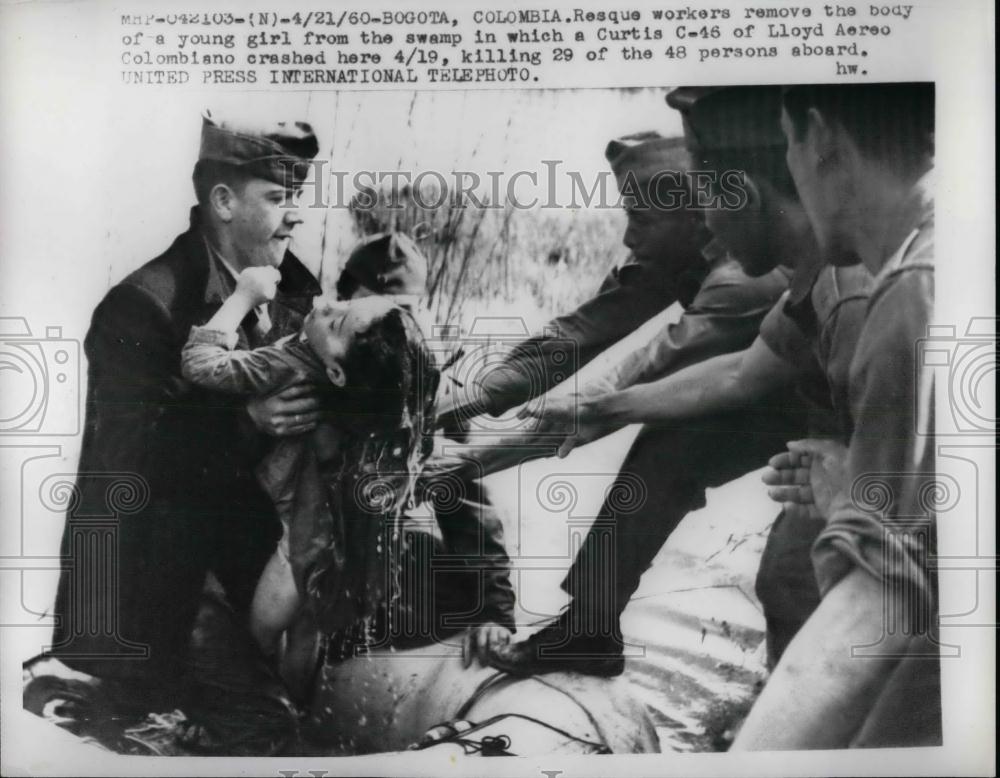 1960 Press Photo Bogata Columbia soldiers rescue plane crash victims - nea22803 - Historic Images