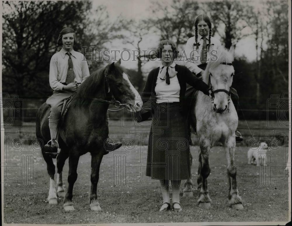1935 Press Photo Ruth Braygnet & Mrs. Broughet With Maria Frances Broughet - Historic Images