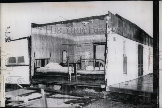1961 Press Photo The aftermath after a tornado rips through a home in Howe, Ok. - Historic Images