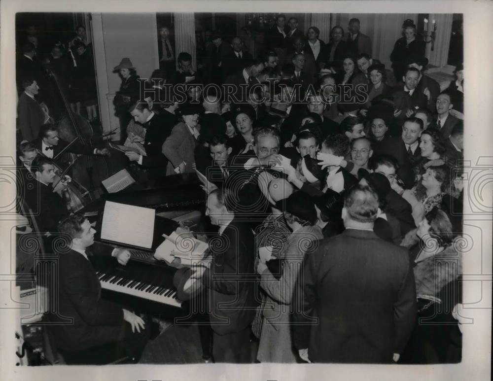 1940 Press Photo Harry K. Thaw welcoming guests in his new Philadelphia home - Historic Images