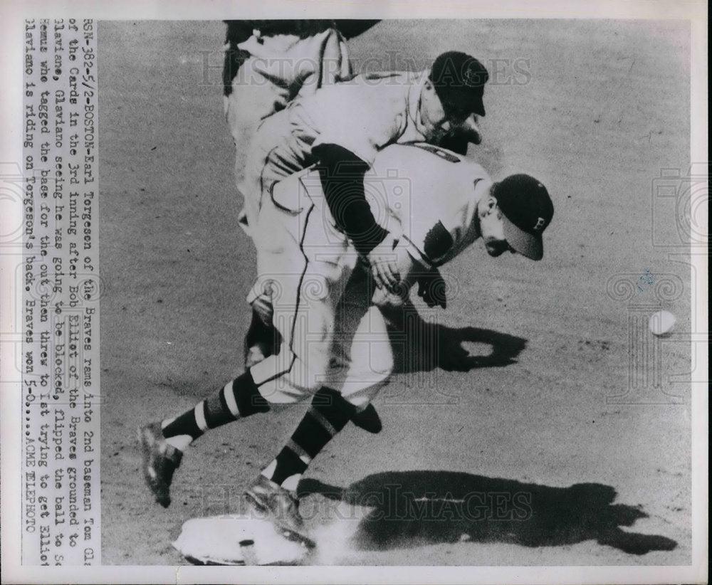 1951 Press Photo Braves Torgesen Runs Into Cards 2nd Baseman Glaviane - Historic Images