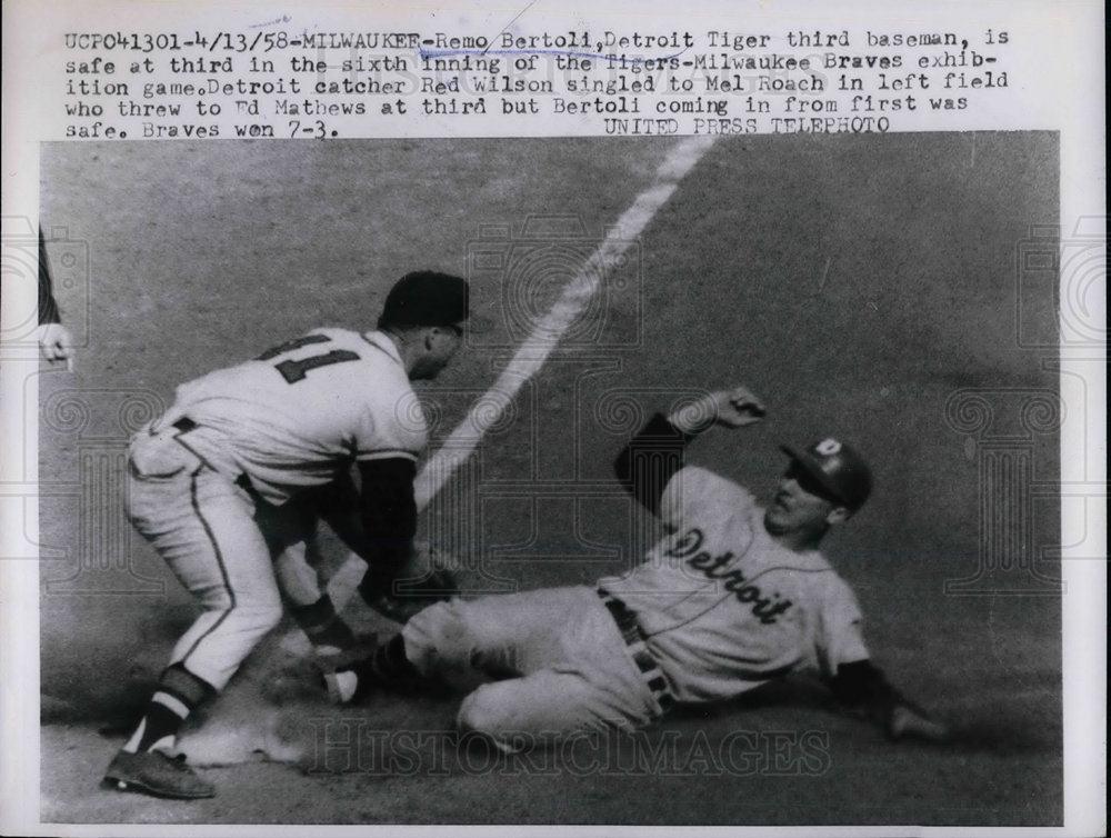 1958 Press Photo Tiger Remo Bertoli safe at 3rd vs Braves Ed Mathews - nea21584 - Historic Images