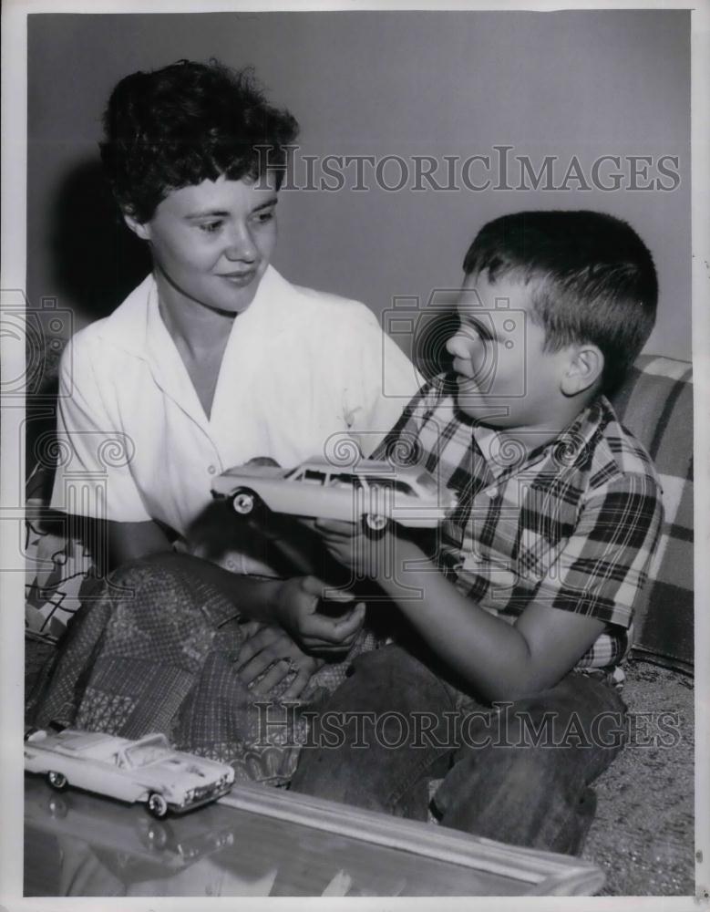 1960 Press Photo Mrs. Rebekah Tempeh and Michael - nea18979 - Historic Images