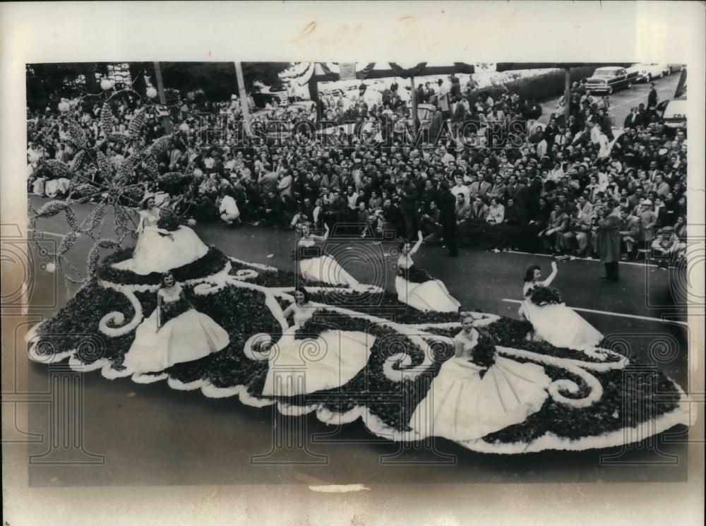 1957 Press Photo The Rose Queen on her float in Pasedena, Calif. - nea23472 - Historic Images