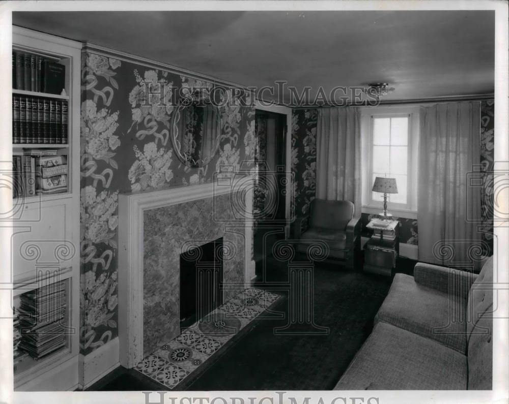 1961 Press Photo Housing Living room fireplace, sofas and bookshelves - Historic Images