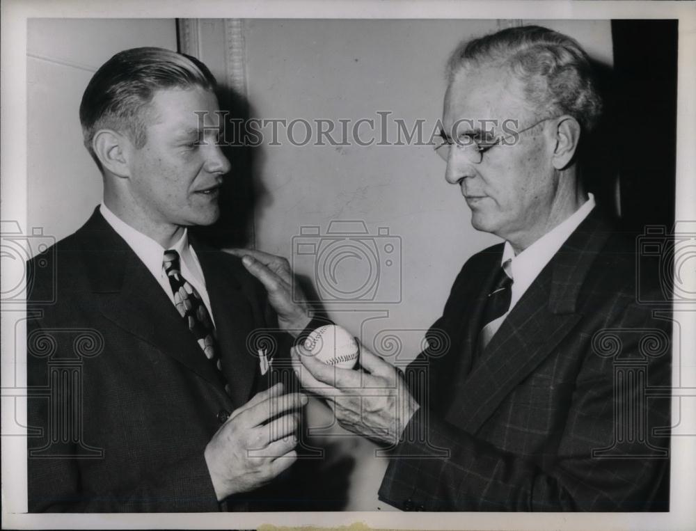 1944 Press Photo Cubs pitcher Paul Ericksen &amp; former player Jim Vaughn - Historic Images