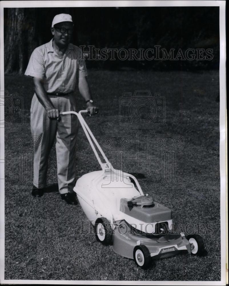 1962 Press Photo New design of Jacobsen lawn mower being demonstrated - Historic Images