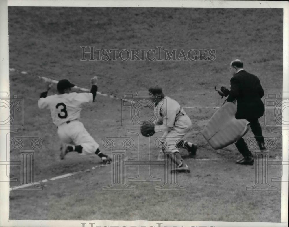 1943 Press Photo Senator's Clary Out At Home On A Double Steal In 1st Inning - Historic Images