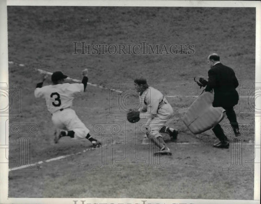 1943 Press Photo Senator's Clary Out At Home On A Double Steal In 1st Inning - Historic Images