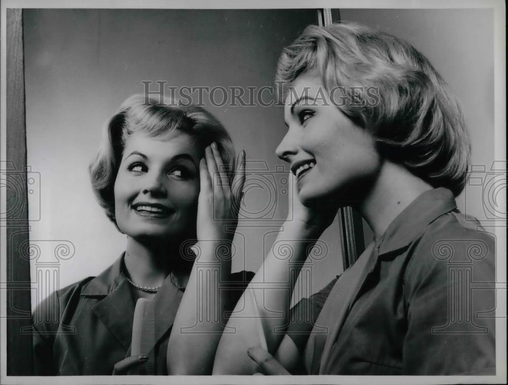 1961 Press Photo A Lady Fixing Her Hair 1960's Style - nea31229 - Historic Images