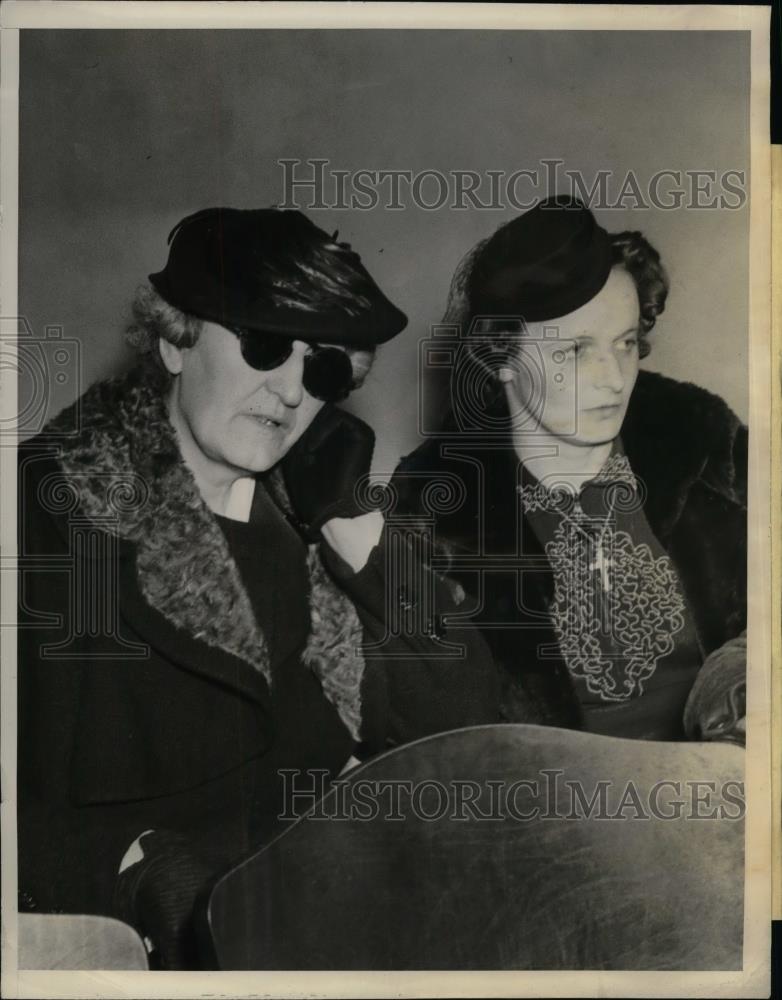 1938 Press Photo Weldon Irvin Bookmaker Marian Bailey &amp; Edna Elkins Witnesses - Historic Images