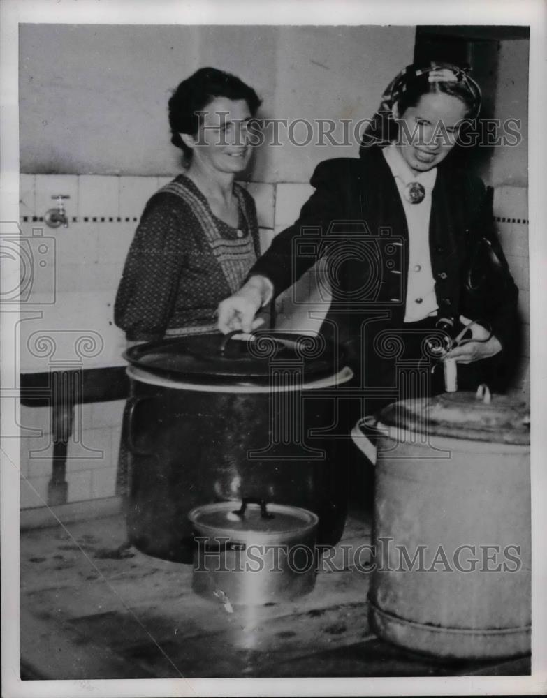 1950 Press Photo Mena hogan Old Fashioned kitchen Austria - nea33035 - Historic Images