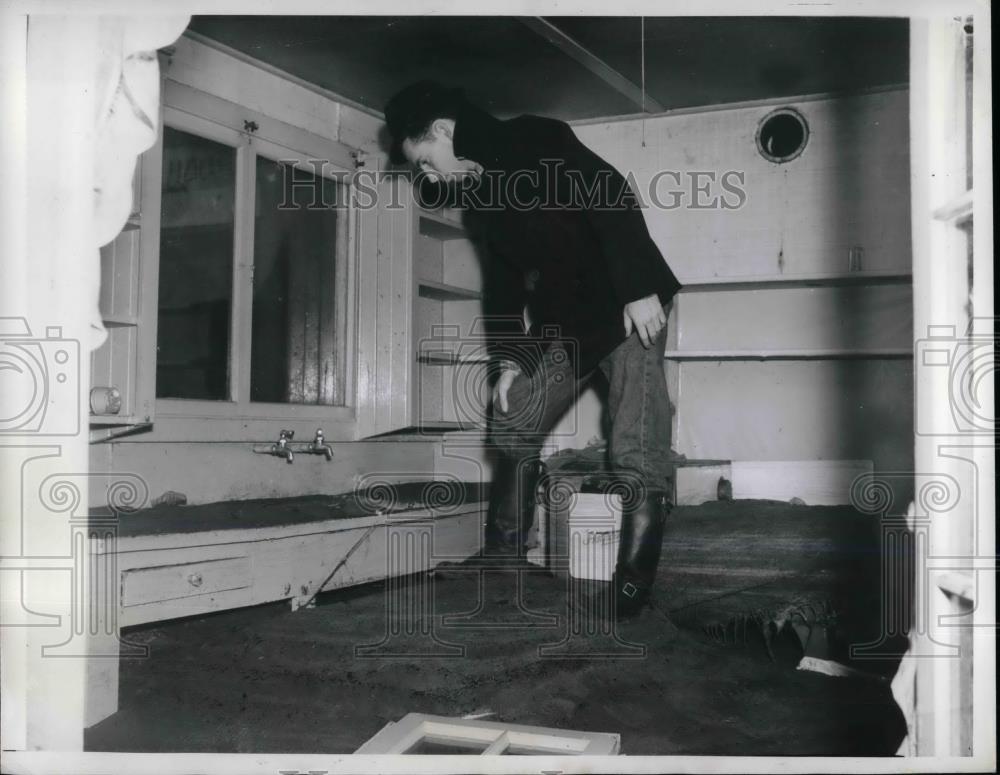 1941 Press Photo Rescue Worker in California Kitchen Filled with Mud After Storm - Historic Images
