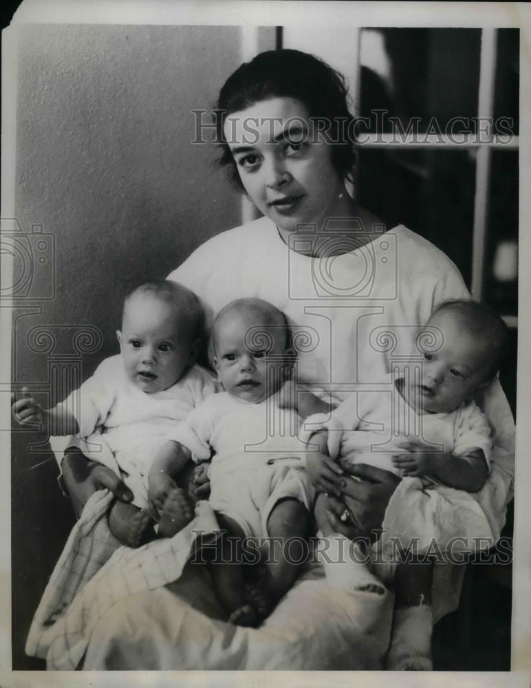 Mother Holding Triplets In San Fransisco Institution 1933 Vintage Press Photo Print - Historic Images