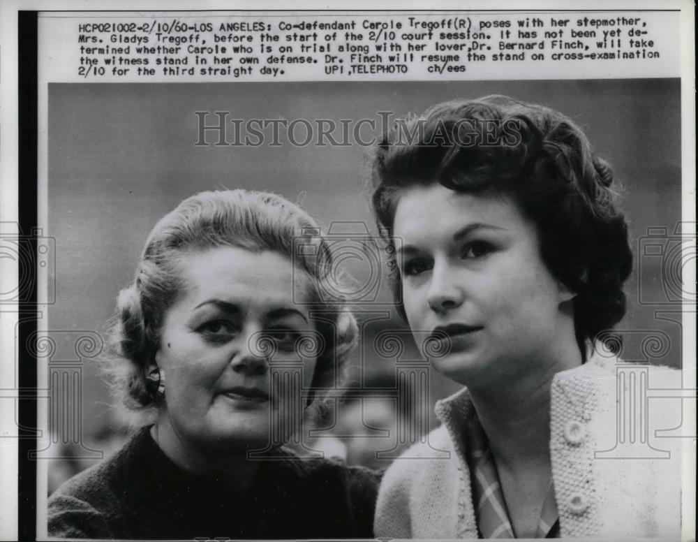 1960 Press Photo Carole Tregoff posed with her stepmother during court Session. - Historic Images