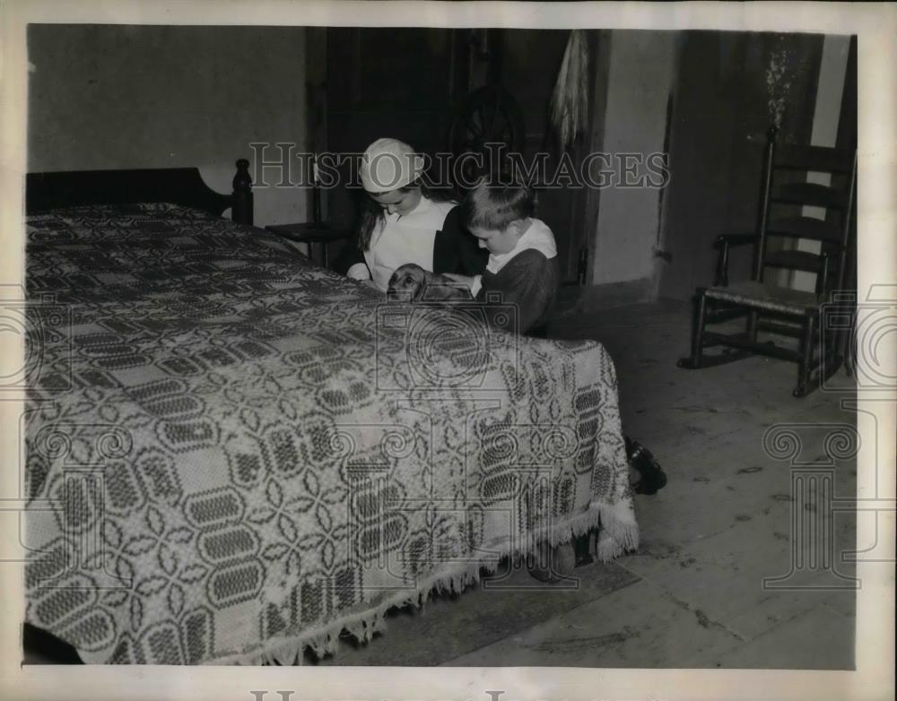 1943 Press Photo Mercy and Souther Barnes praying with the family dog. - Historic Images